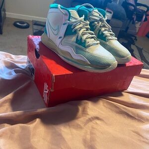 Kyrie Infinity (GS) Size 3.5